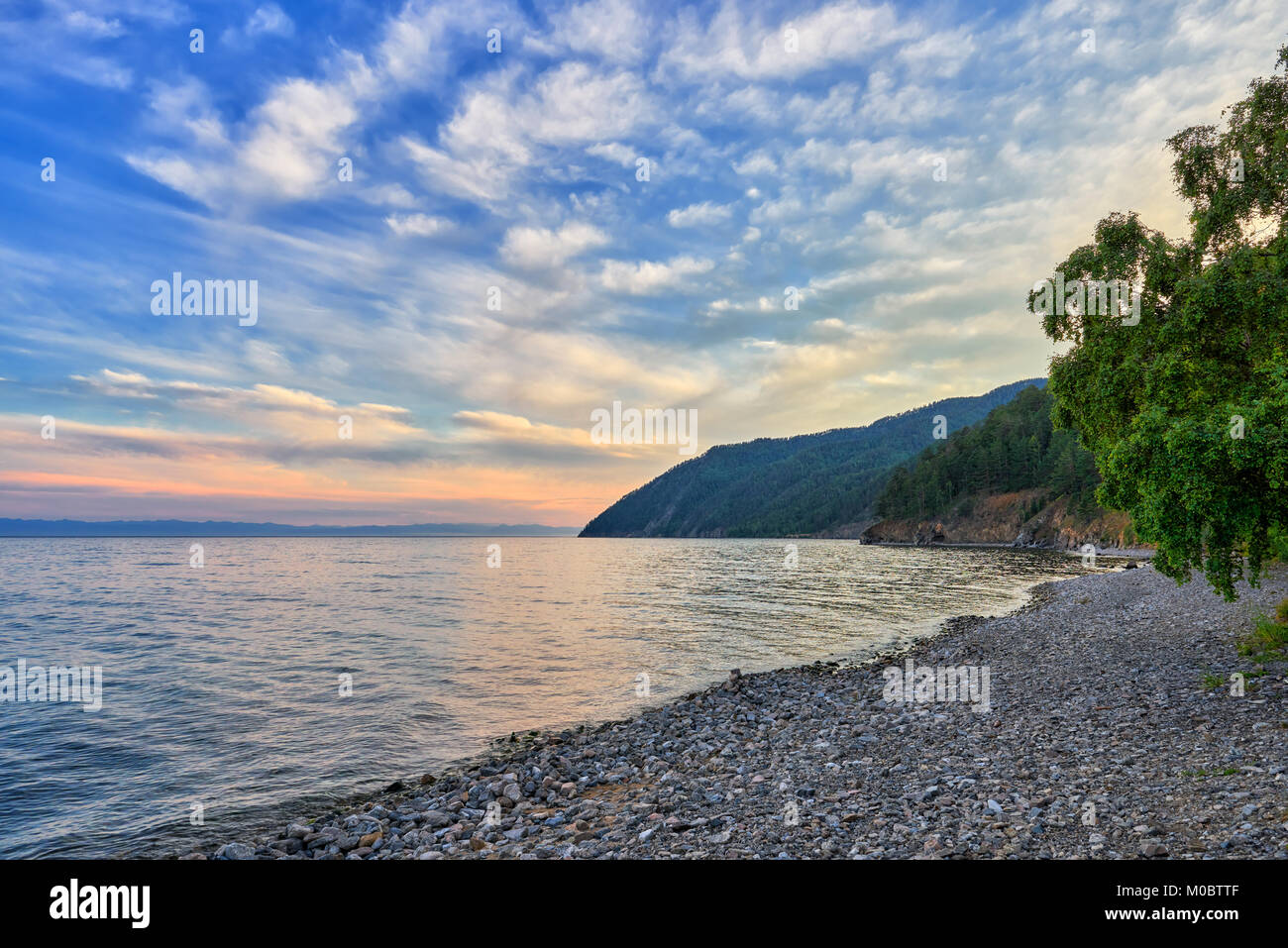 Baikal soir paysage avec ciel magnifique. Région d'Irkoutsk. La Russie Banque D'Images