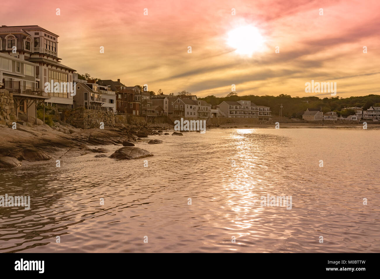 Avis de littoral à Rockport, Massachusetts près de coucher du soleil. Banque D'Images