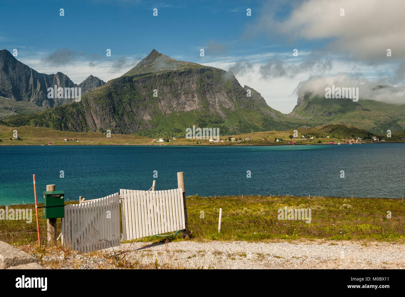 Lonely gate en été dans les Lofoten, dans le Nord de la Norvège Banque D'Images