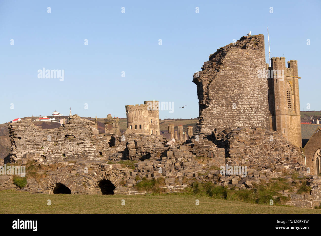 Ville d'Aberystwyth, Pays de Galles. Vue pittoresque de la liste de Grade 1, 13e siècle, ruiné des vestiges de Château d'Aberystwyth. Banque D'Images