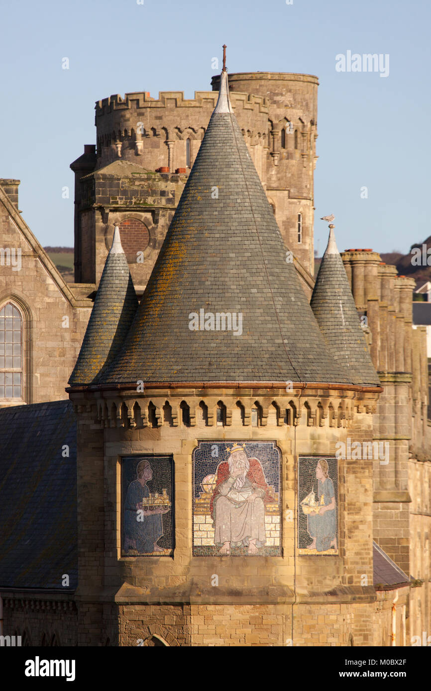 Ville d'Aberystwyth, Pays de Galles. Vue pittoresque de murales sur la liste de Grade 1, Old College Building le sud de Tours. Banque D'Images