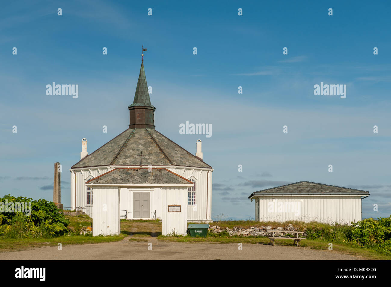 Dverberg église sur l'île d'Andoya dans les Lofoten. Cette église en bois octogonale à partir de 1843 a une capacité de 350. Banque D'Images
