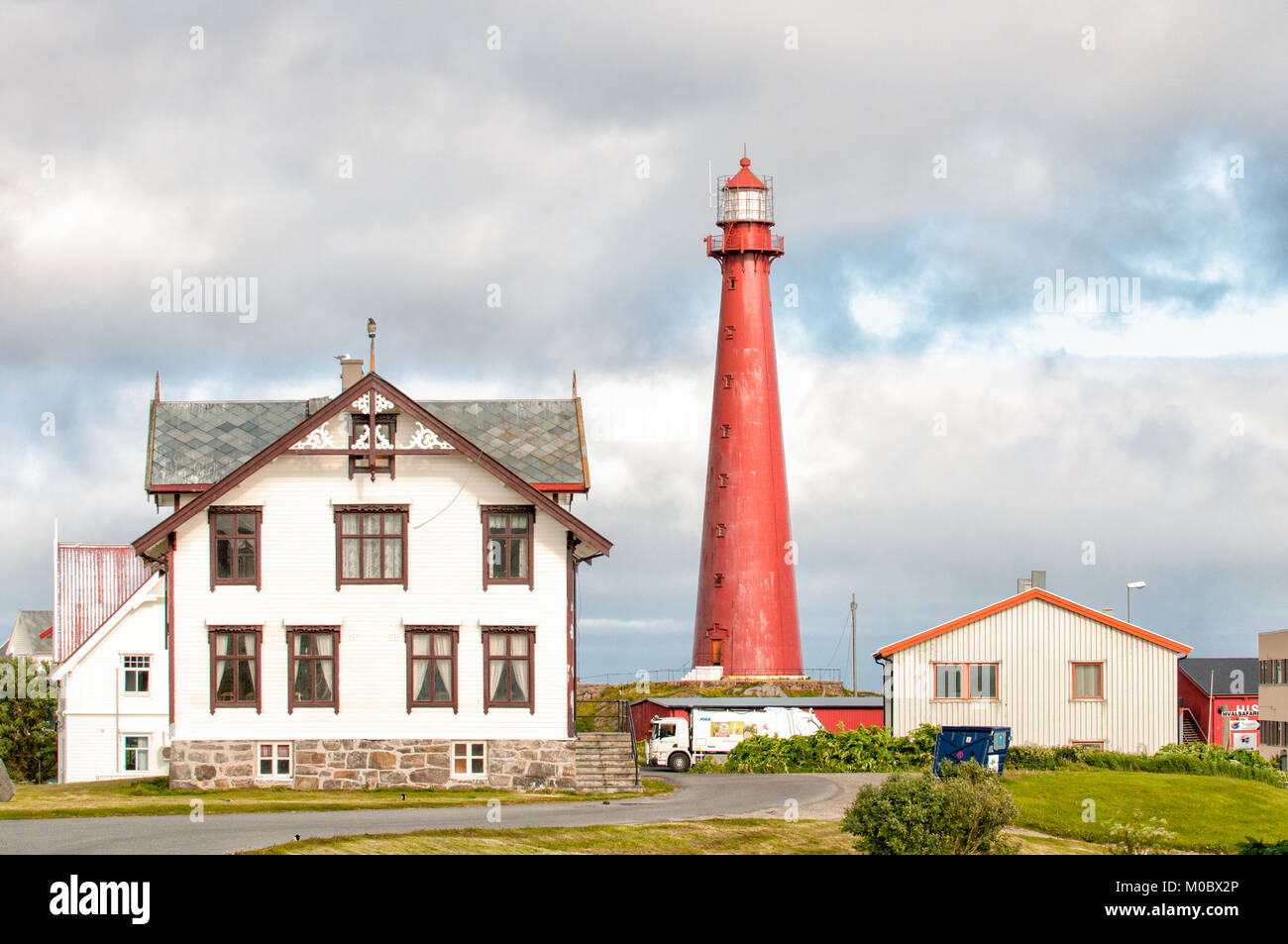 Phare Andenes en été dans les Lofoten. Les 40 mètres de hauteur de phare emblématique de 1859 est le plus visité en Norvège. Banque D'Images