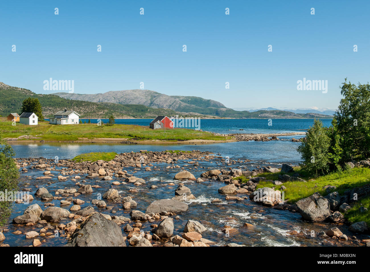 Creek qui s'écoule dans la mer à Lofoten, dans le nord de la Norvège en été. Banque D'Images