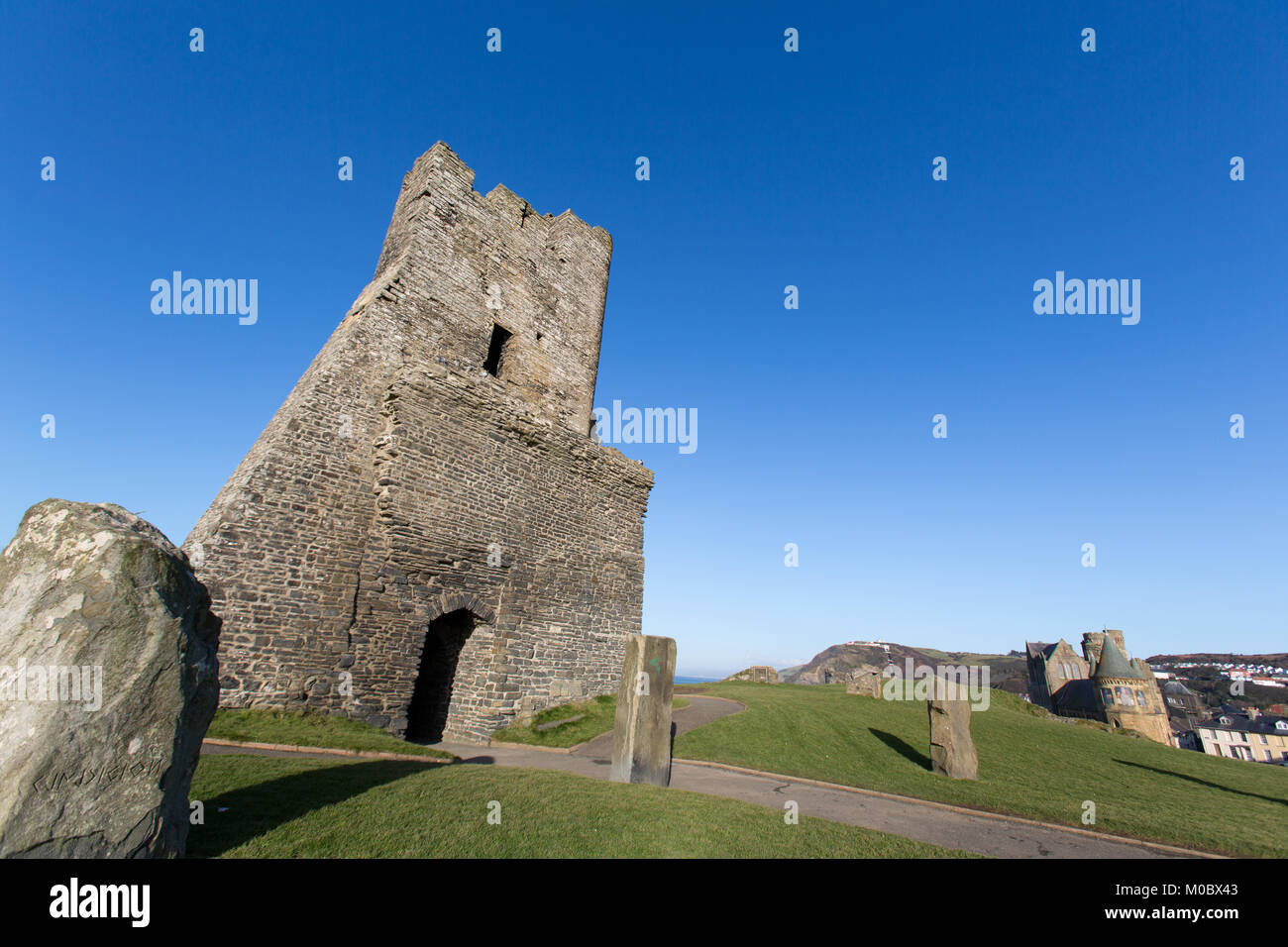 Ville d'Aberystwyth, Pays de Galles. Vue pittoresque de la liste de Grade 1, 13e siècle, ruiné des vestiges de Château d'Aberystwyth. Banque D'Images