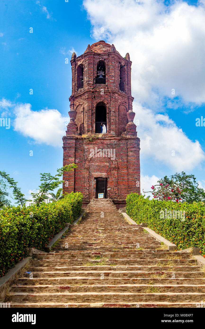 Le Vieux Clocher de l'église paroissiale de Saint Augustin a été construit par les missionnaires espagnols en 1590 à Bantay, Luzon, Philippines. Banque D'Images