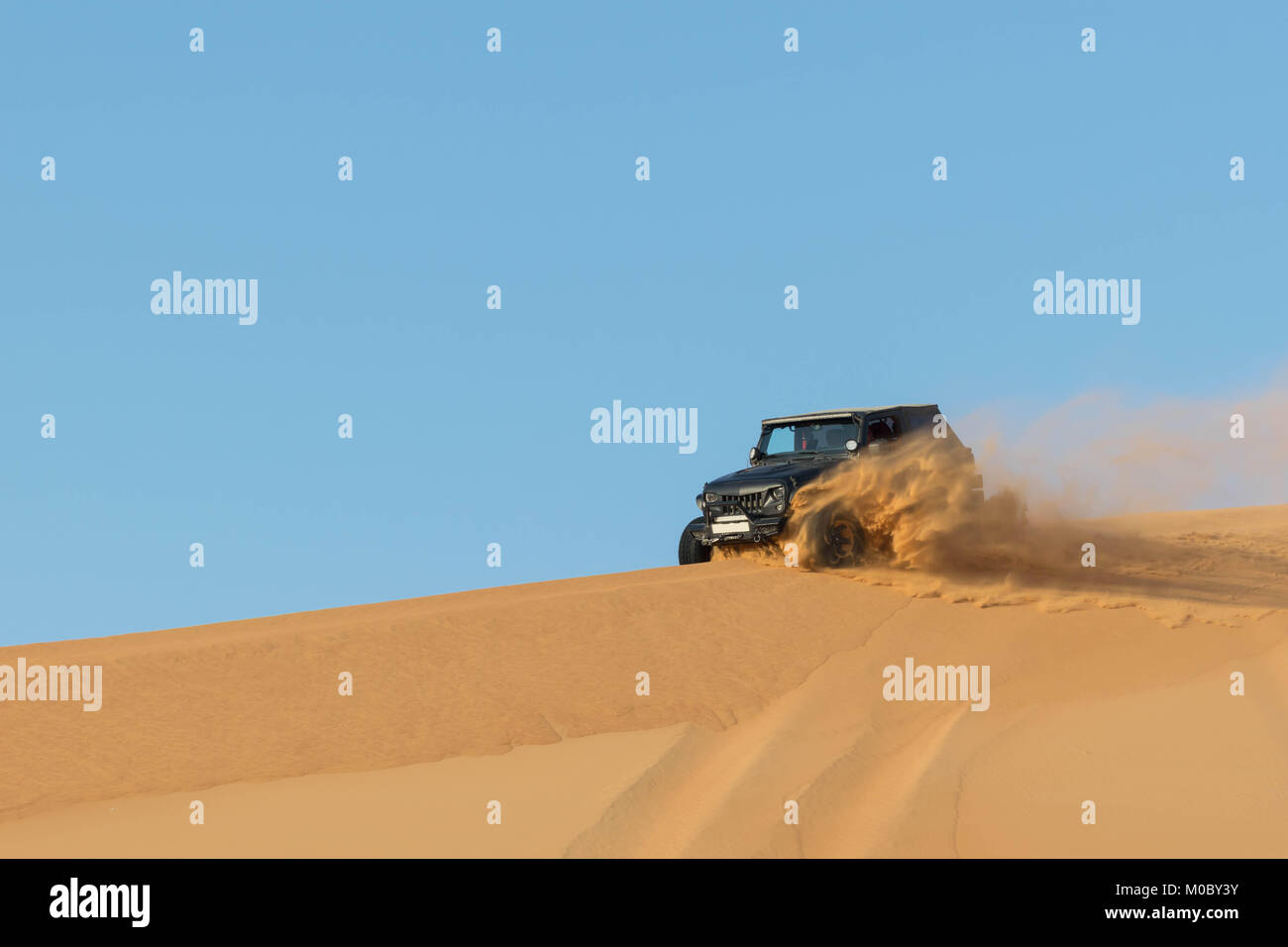 Off road conduire dans le désert à Sweihan d'Abu Dhabi, Émirats arabes unis. Les belles dunes de sable rouge font partie de la "Quartier Vide" - le plus grand désert de sable en t Banque D'Images