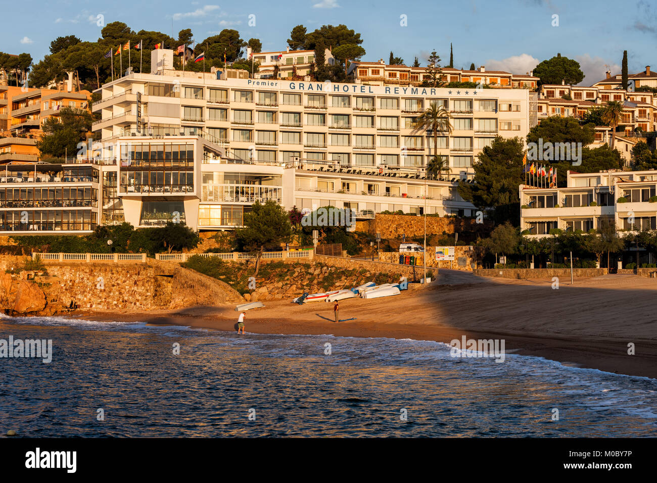 Premier Gran Hotel Reymar & Spa et Platja Mar Menuda beach au lever du soleil dans la station balnéaire de Tossa de Mar sur la Costa Brava en Catalogne, Espagne Banque D'Images