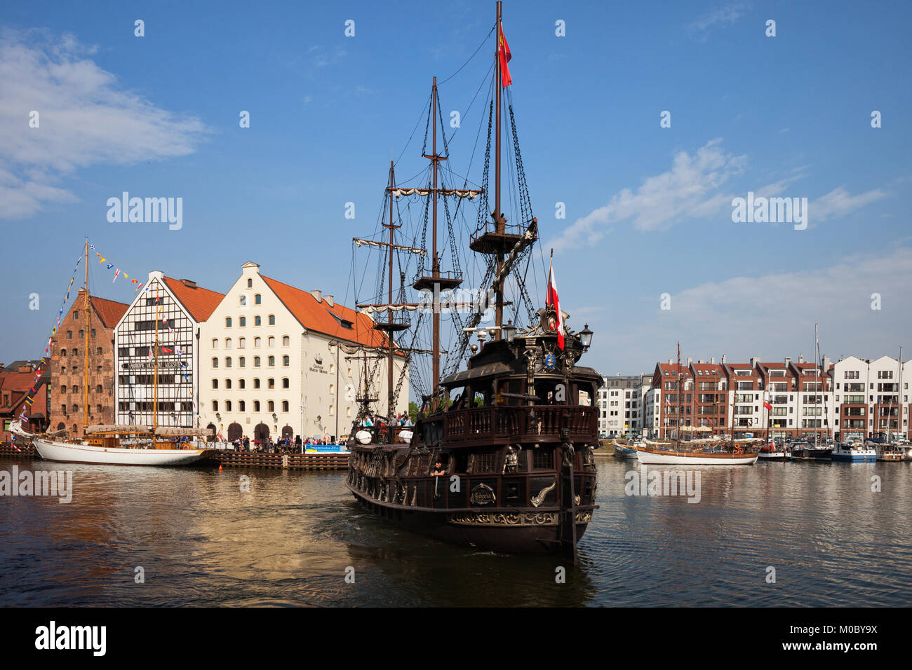 Black Pearl style galion pirate voilier sur la rivière Motlawa, attraction touristique populaire dans la ville de Gdansk, en Pologne, en Europe. Banque D'Images