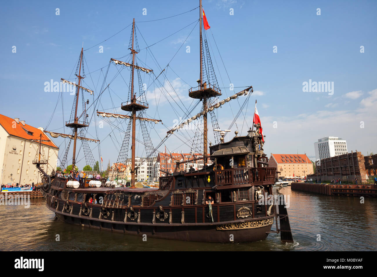 Black Pearl style galion pirate voilier sur la rivière Motlawa, attraction touristique populaire dans la ville de Gdansk, en Pologne, en Europe. Banque D'Images