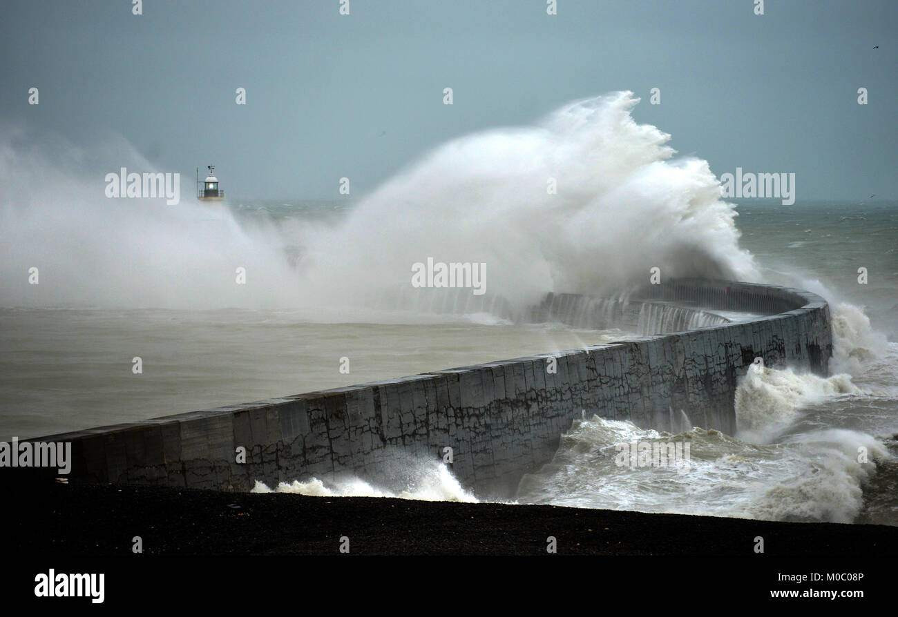 Mer agitée à Newhaven comme une tempête hivernale hits. Banque D'Images