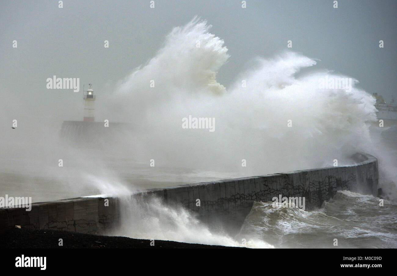Mer agitée à Newhaven comme une tempête hivernale hits. Banque D'Images
