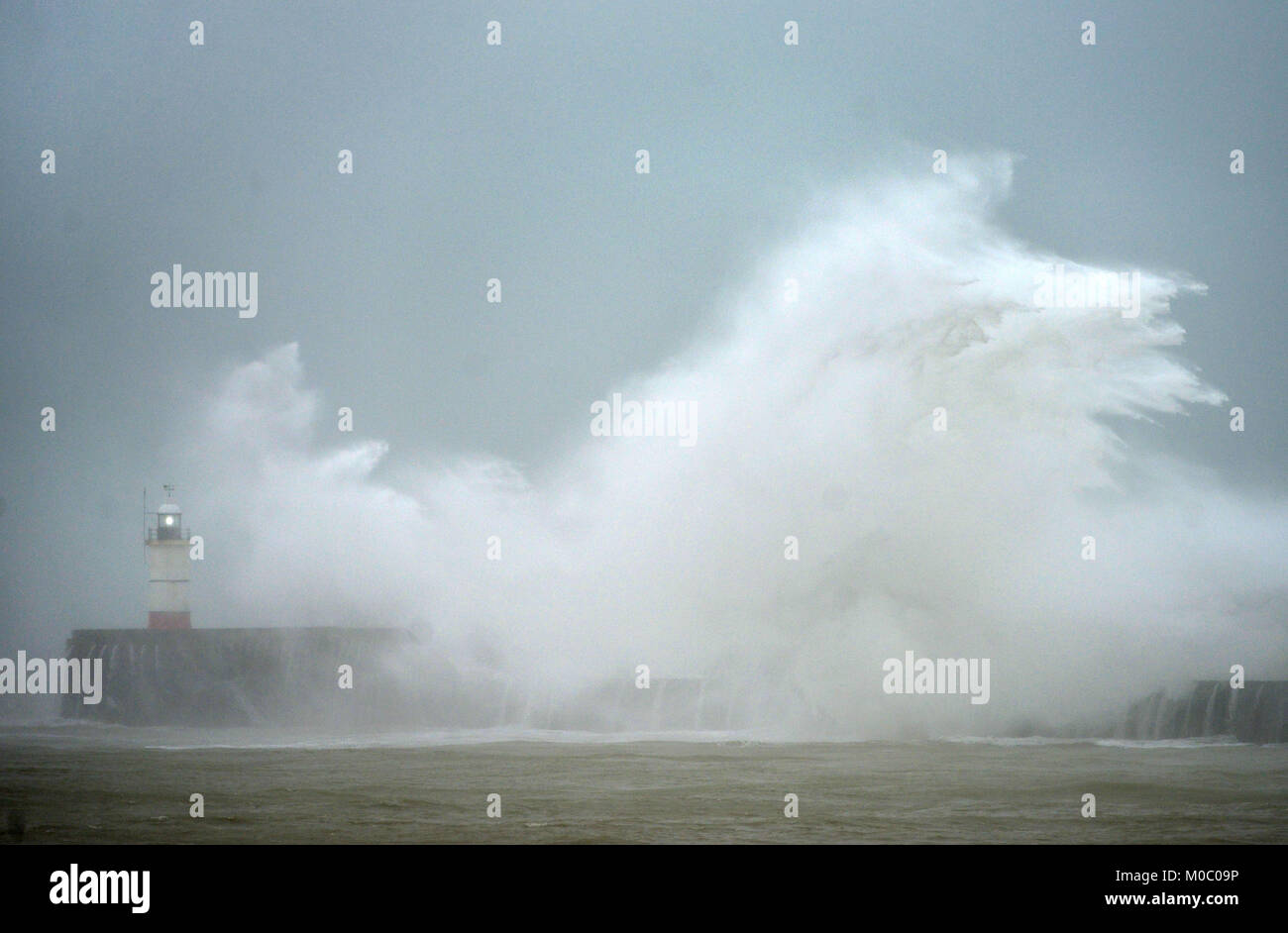 Mer agitée à Newhaven comme une tempête hivernale hits. Banque D'Images