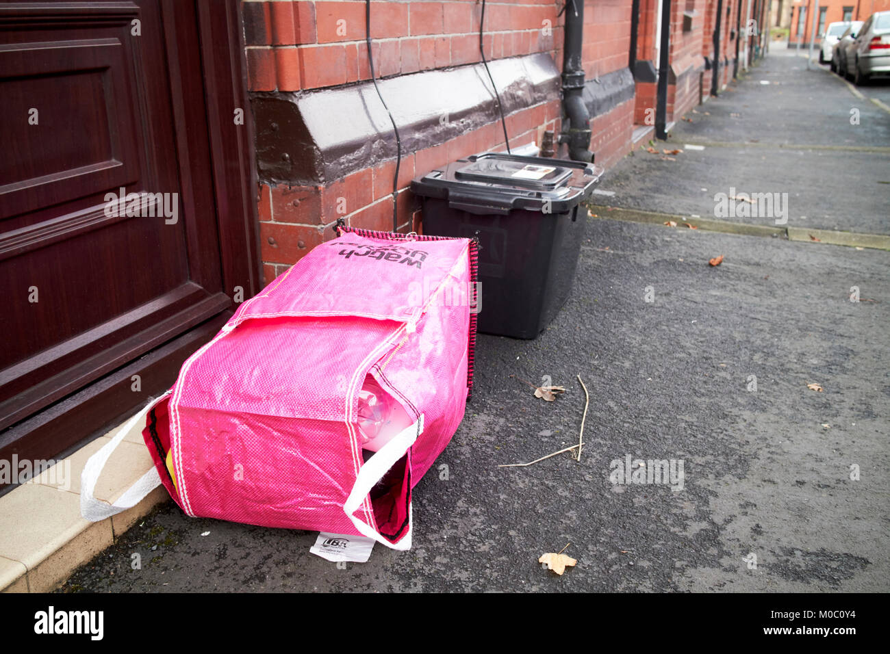Sac de recyclage et le contenant sur la rue Victoria à St Helens merseyside uk Banque D'Images
