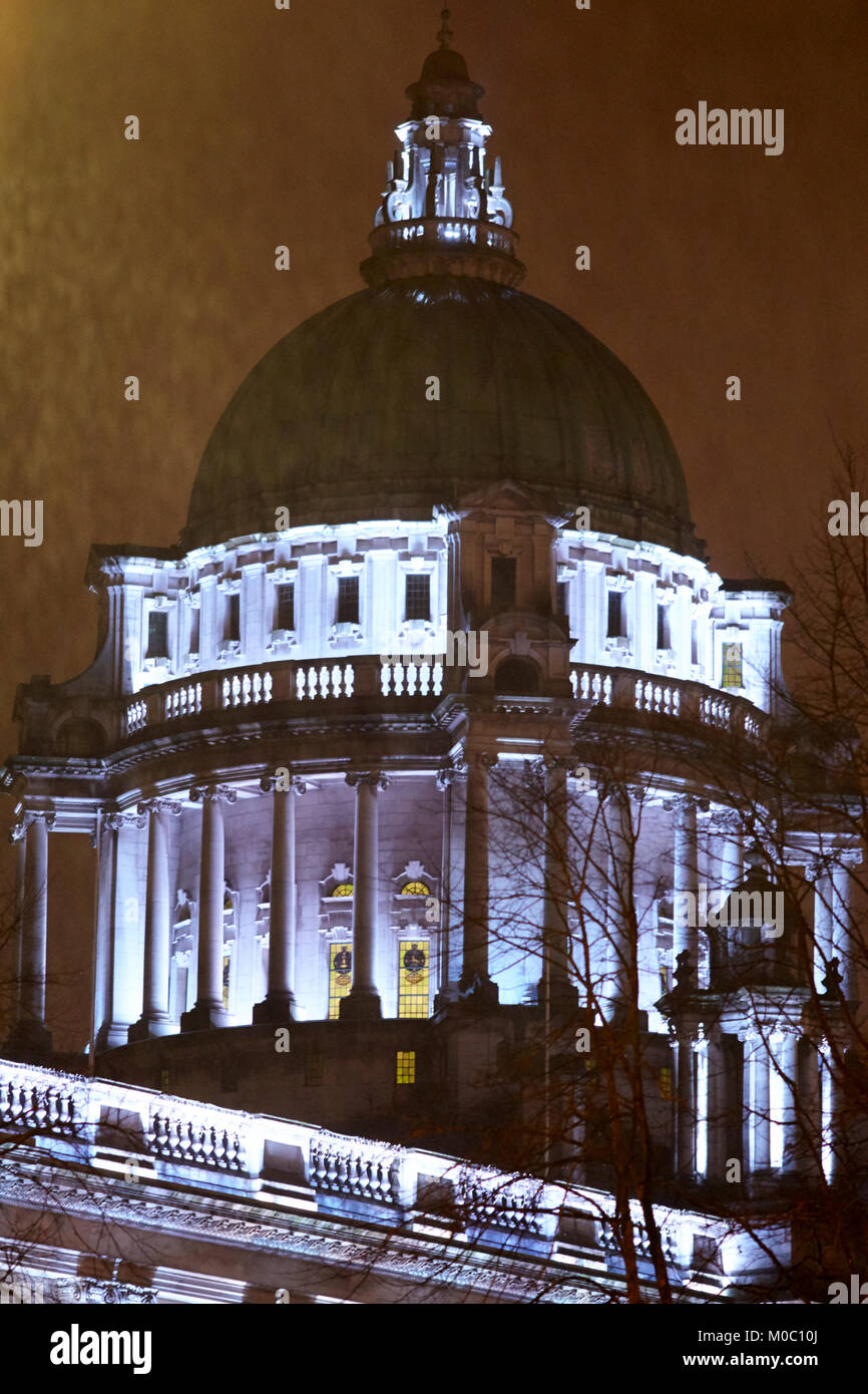 Belfast City Hall plafonnier allumé à la nuit hivernale humide en Irlande du Nord, Royaume-Uni Banque D'Images