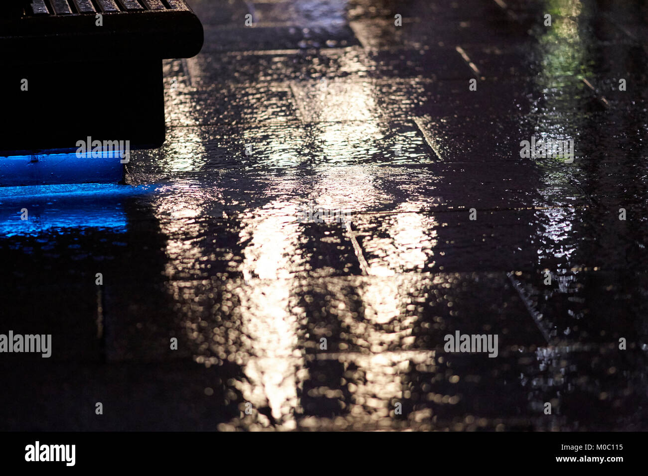 Rue Ville humide et banc coin dans une ville du centre de l'Irlande du Nord Belfast, Royaume-Uni Banque D'Images