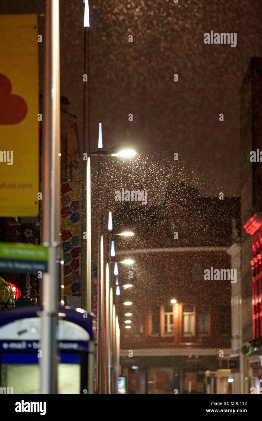 La pluie tombant sous l'éclairage de rue dans le centre-ville de Belfast en Irlande du Nord uk Banque D'Images
