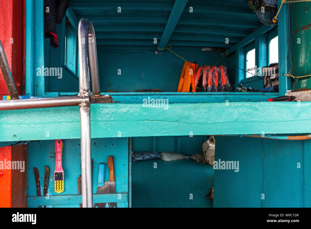 Avec des ustensiles de cuisine design facile sur le bateau Banque D'Images