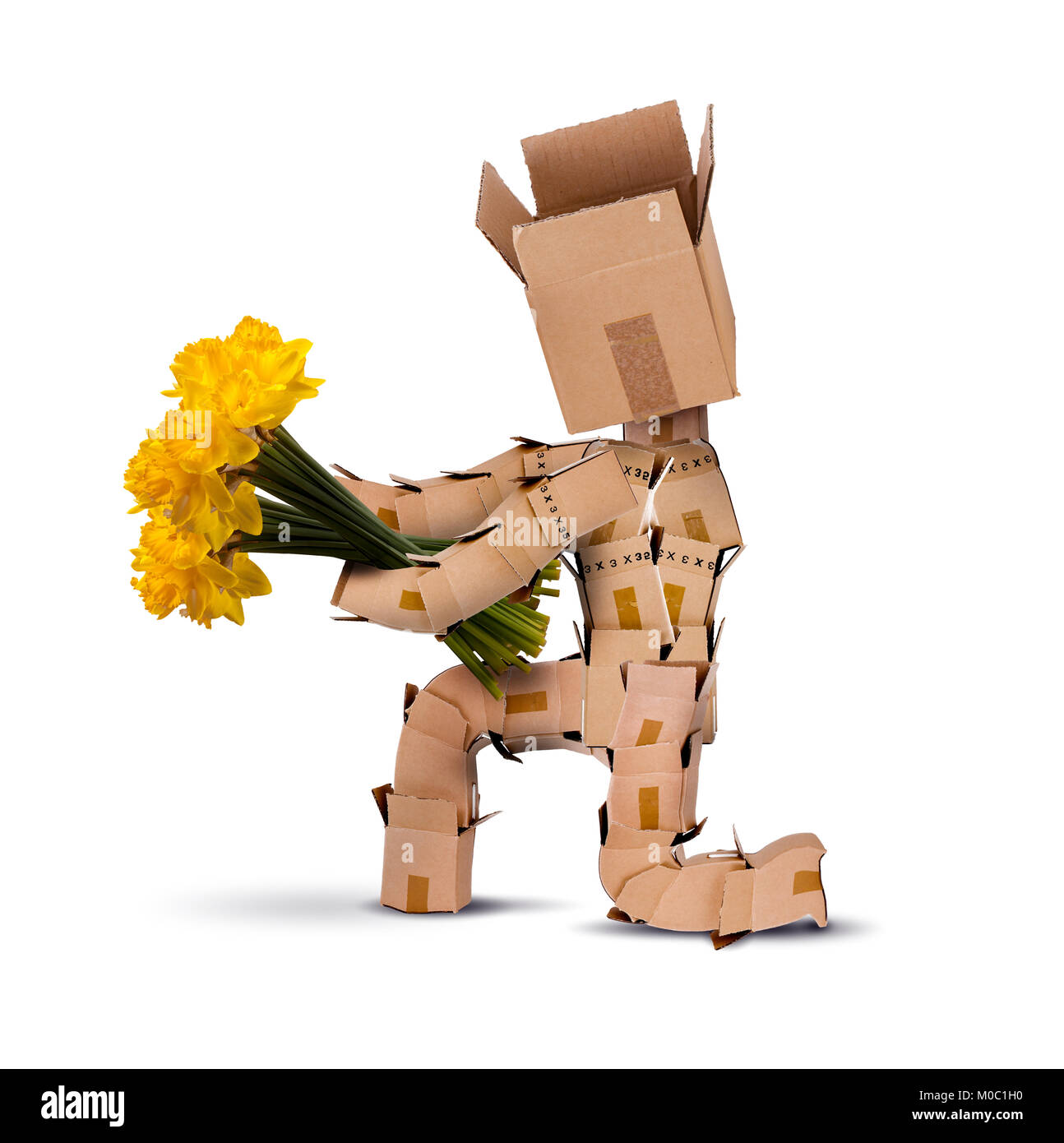 Fort caractère sur genoux holding bouquet de fleurs jonquille jaune isolé sur fond blanc. Livraison de fleurs ou de cadeau concept Banque D'Images