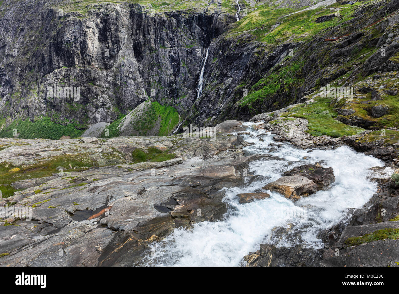Voir des chutes d'eau route de troll, la Norvège Trollstigen Banque D'Images