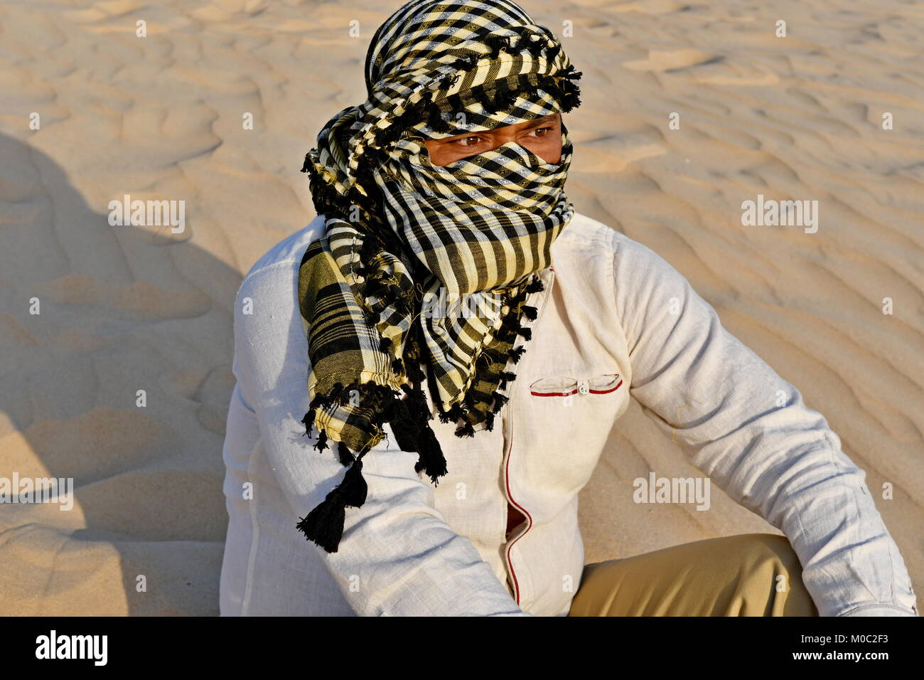 Close up portrait de l'homme arabe dans le désert portant un foulard comme  une tradition de la culture Photo Stock - Alamy