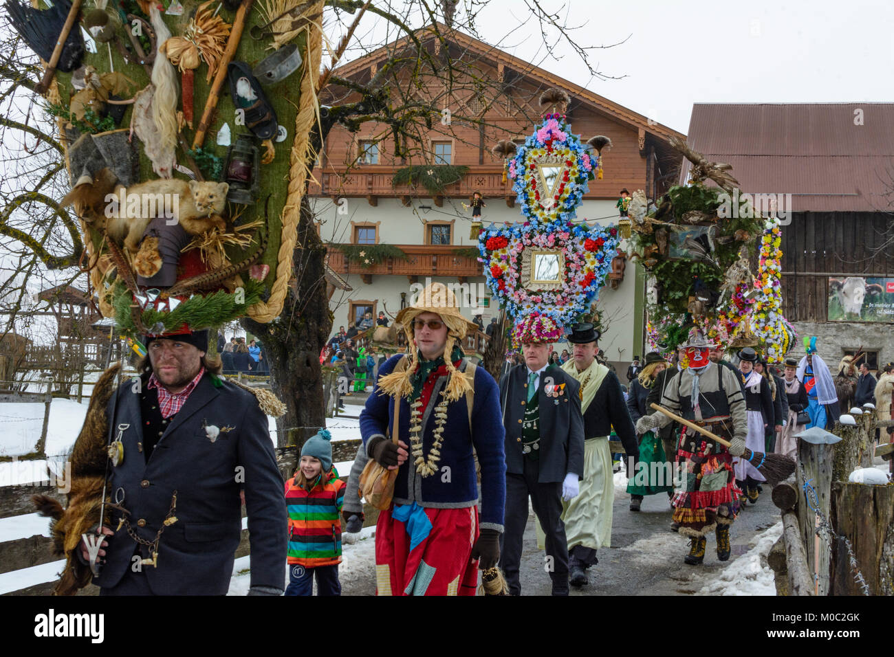 Bad Hofgastein : Perchtenlauf Perchten Percht (procession) : masque Schiachkappenträger Schiachpercht Schiachkappe laid (cap), Kappenträger carrrier mit N Banque D'Images
