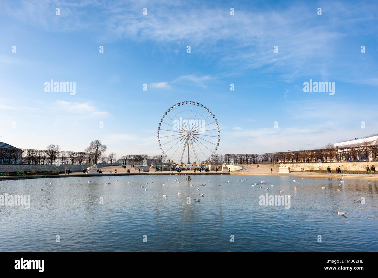 Paris ferris roues contre le ciel bleu du parc des Tuileries avec Banque D'Images