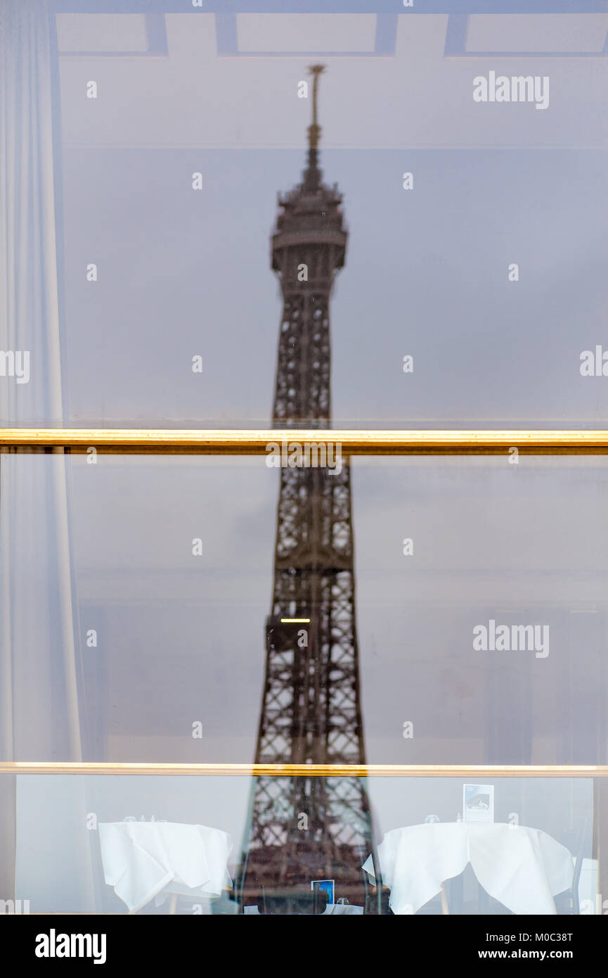 Tour Eiffel qui reflète de Palais de Chaillot restaurant windows Banque D'Images