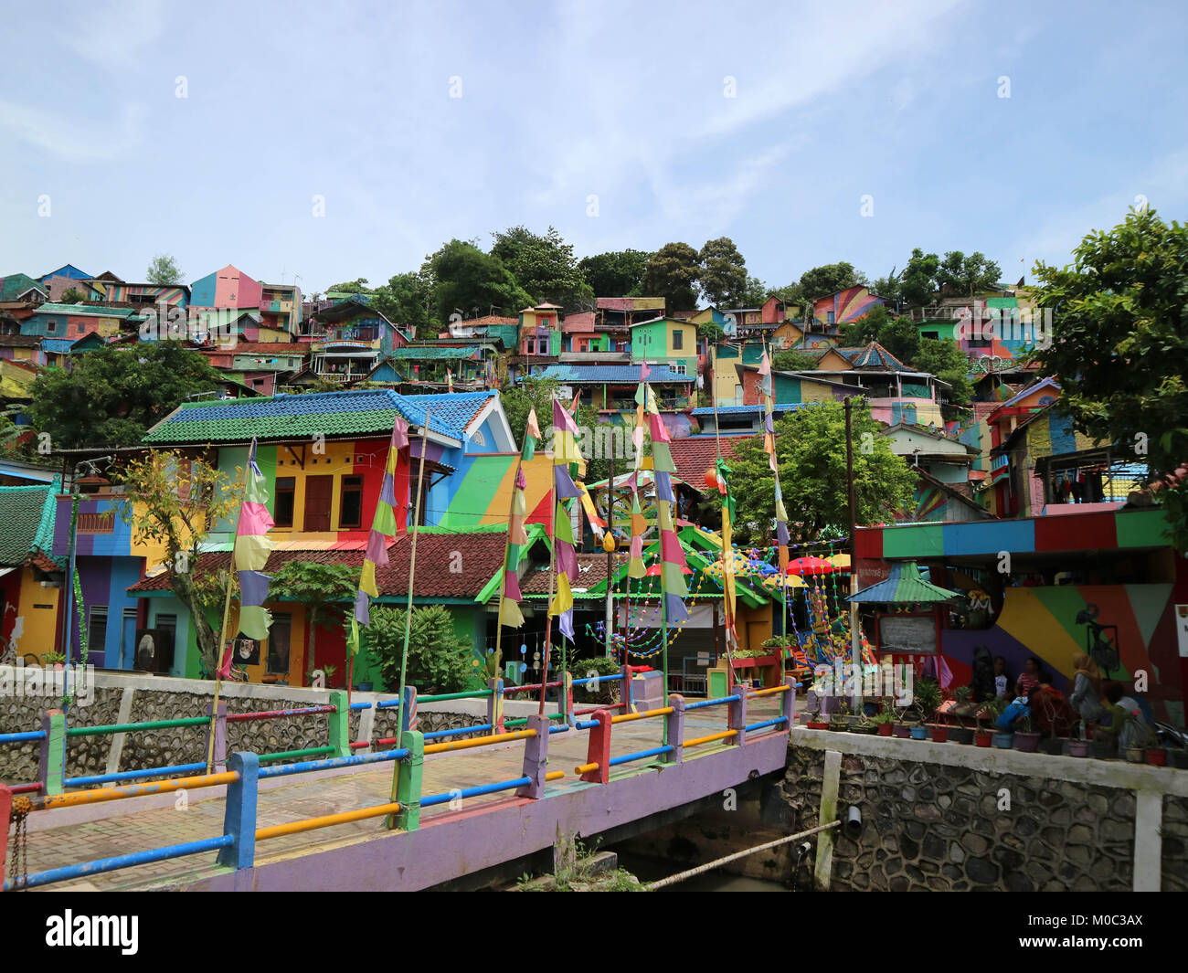 La colorée ou 'Rainbow' village (Kampung Pelangi) de Semarang, Central Java, Indonésie. Il a été bidonville auparavant. Pic a été prise en janvier 2018. Banque D'Images