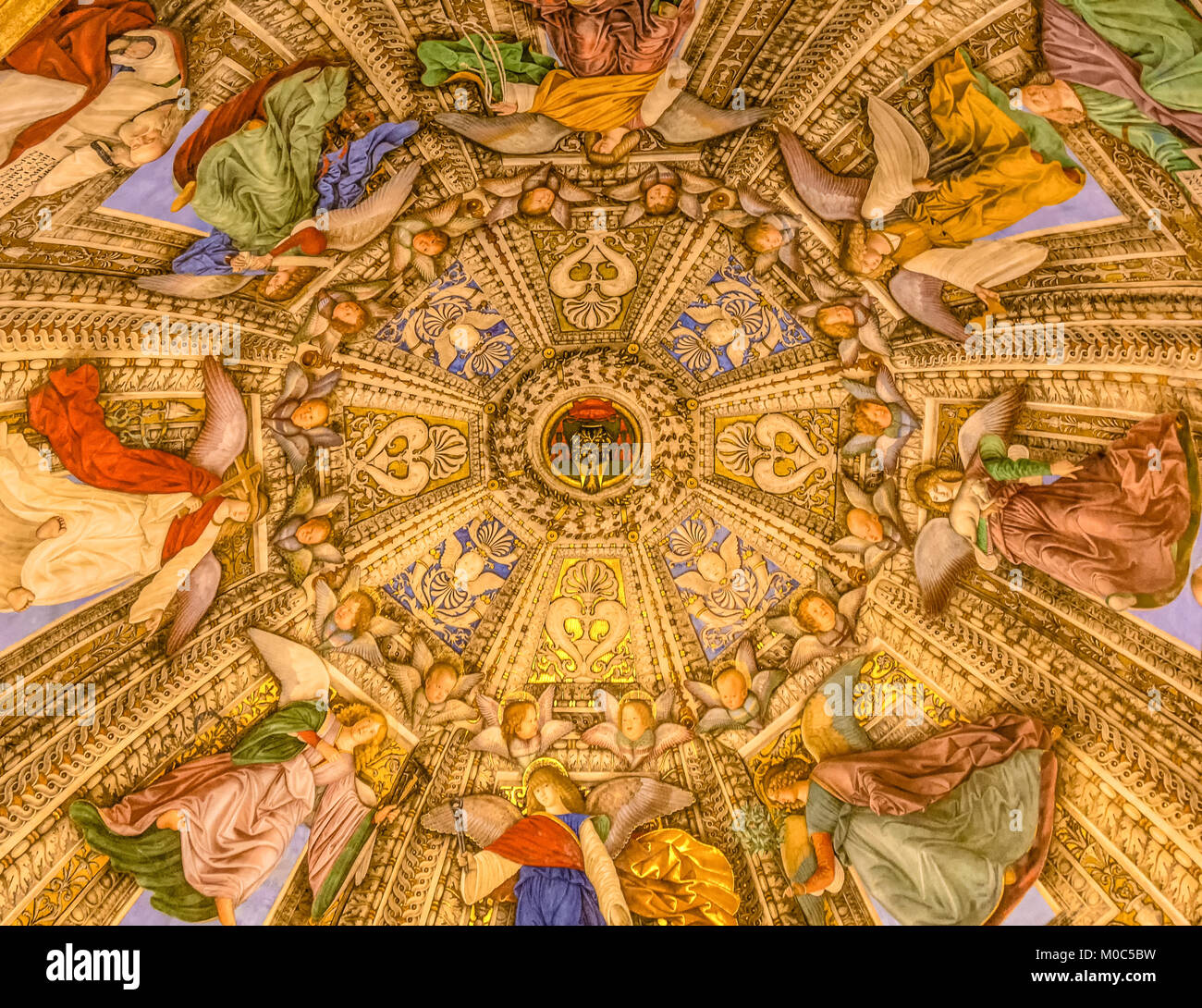 LORETO, Italie - juli 16, 2016 : l'intérieur de la Basilique de Santa Casa, le sanctuaire de la Sainte Maison de la Vierge Marie. Le sanctuaire est la première internationa Banque D'Images