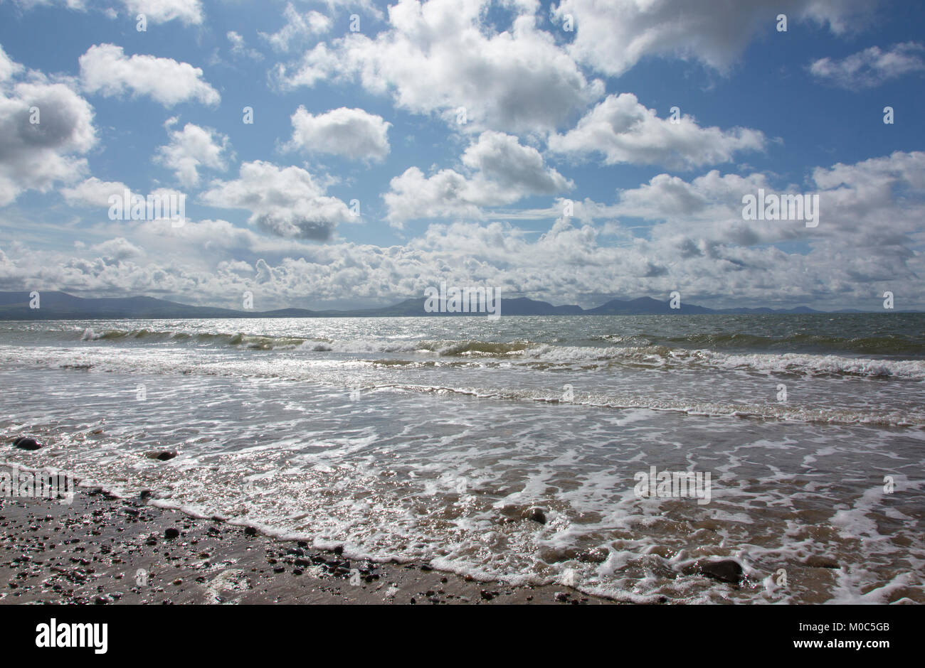 Rouler dans les vagues sur la côte galloise, péninsule LLyn Banque D'Images