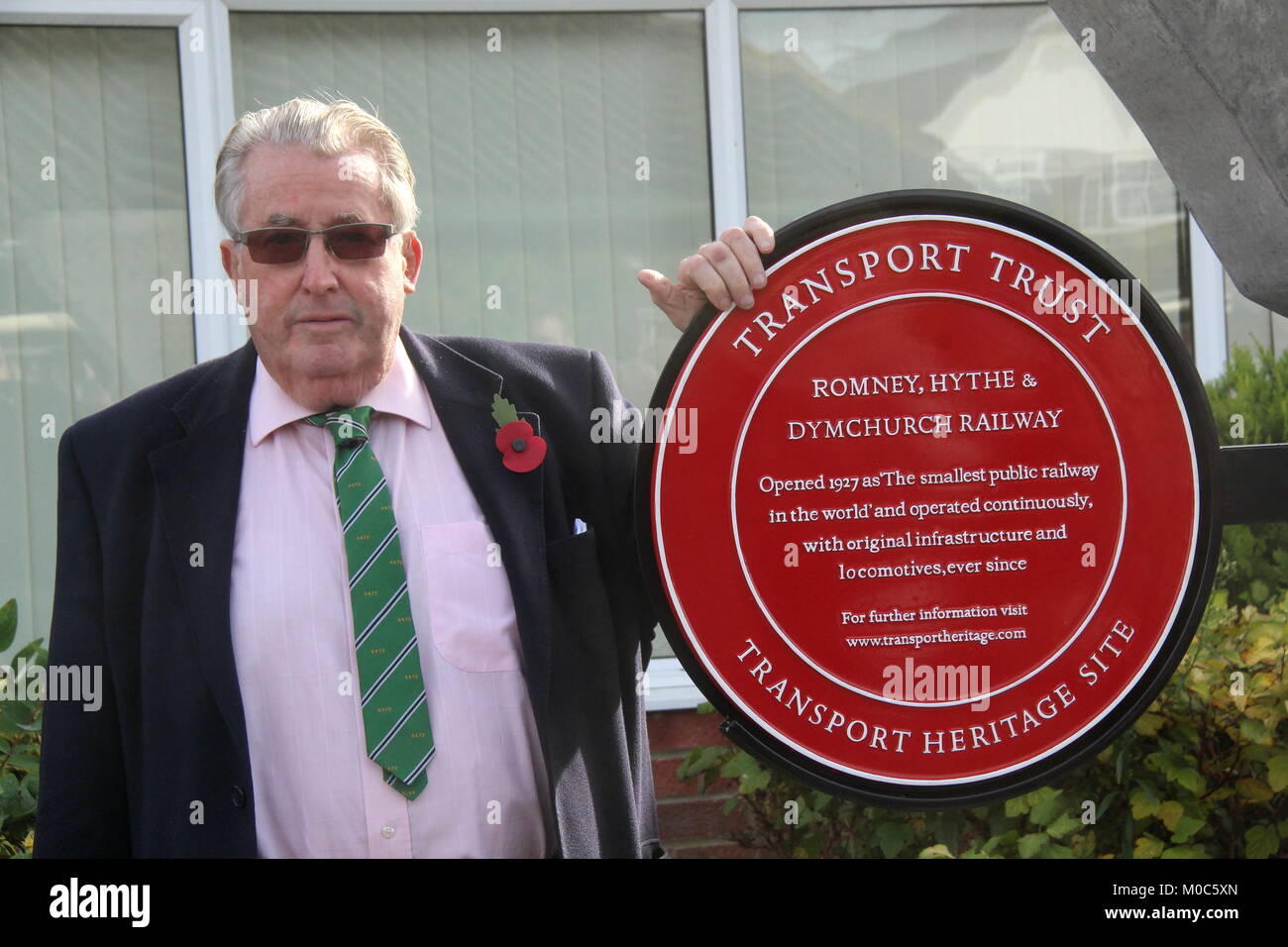 Sir William McAlpine dévoilant une fiducie Transport roue rouge,monument à Romney Hythe & Dymchurch Railway en 2017. Banque D'Images