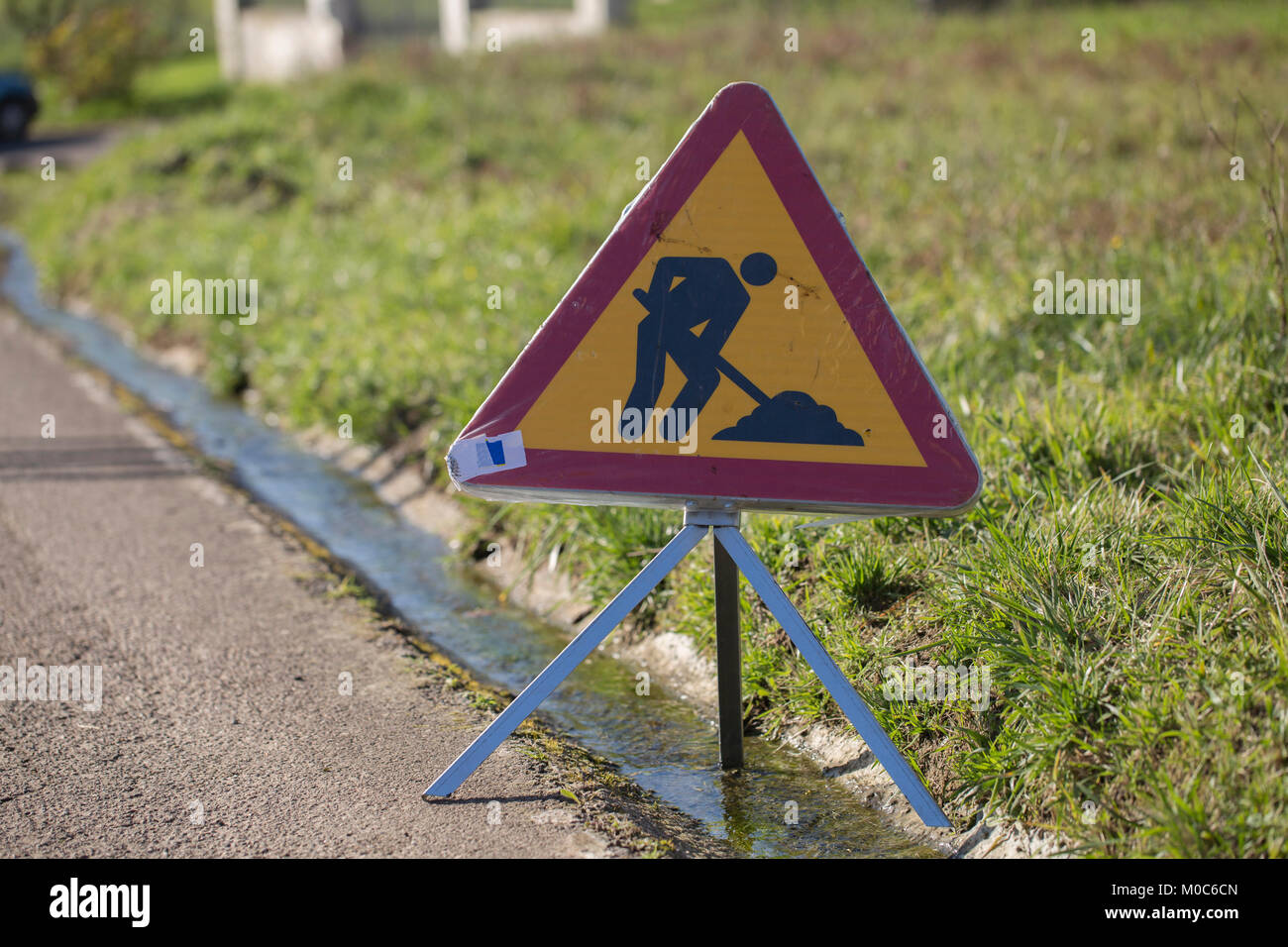 Signe de travaux routiers dans un village Banque D'Images
