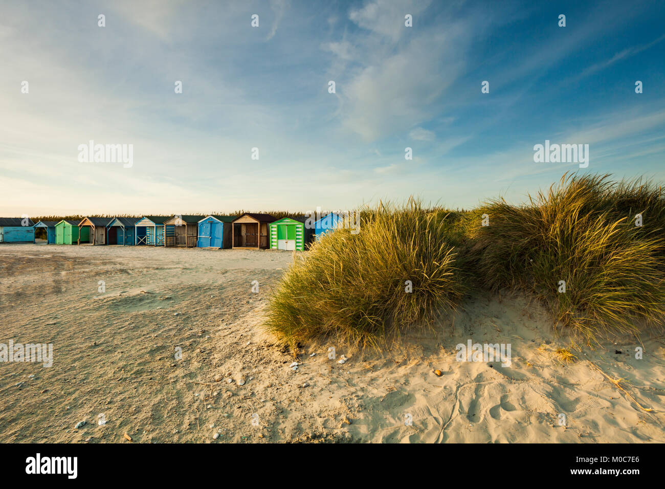 Coucher du soleil à West Wittering beach, West Sussex, Angleterre. Banque D'Images