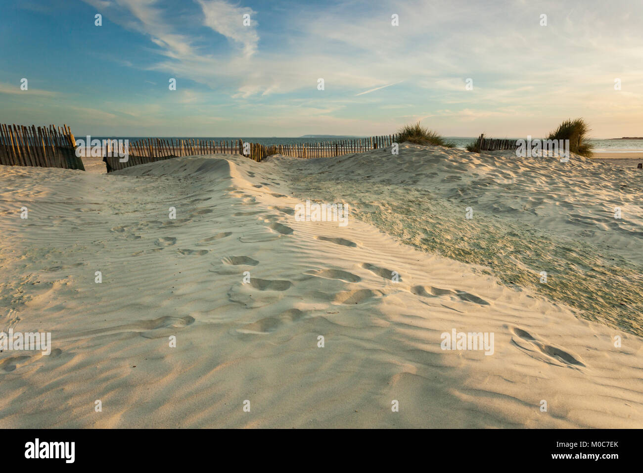 Coucher du soleil à West Wittering beach dans le West Sussex, Angleterre. Banque D'Images