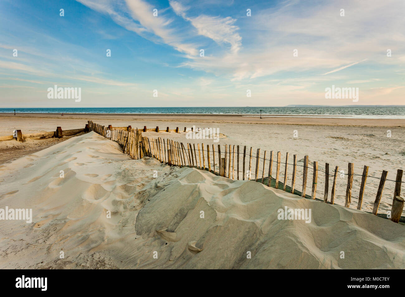 Coucher du soleil sur la plage de West Wittering, West Sussex, Angleterre. Banque D'Images