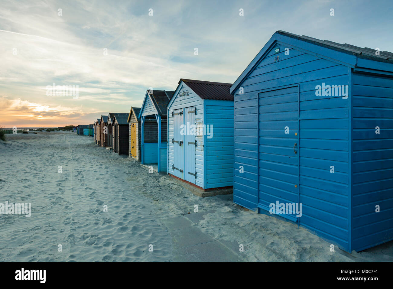 Coucher du soleil à West Wittering beach, West Sussex, Angleterre. Banque D'Images