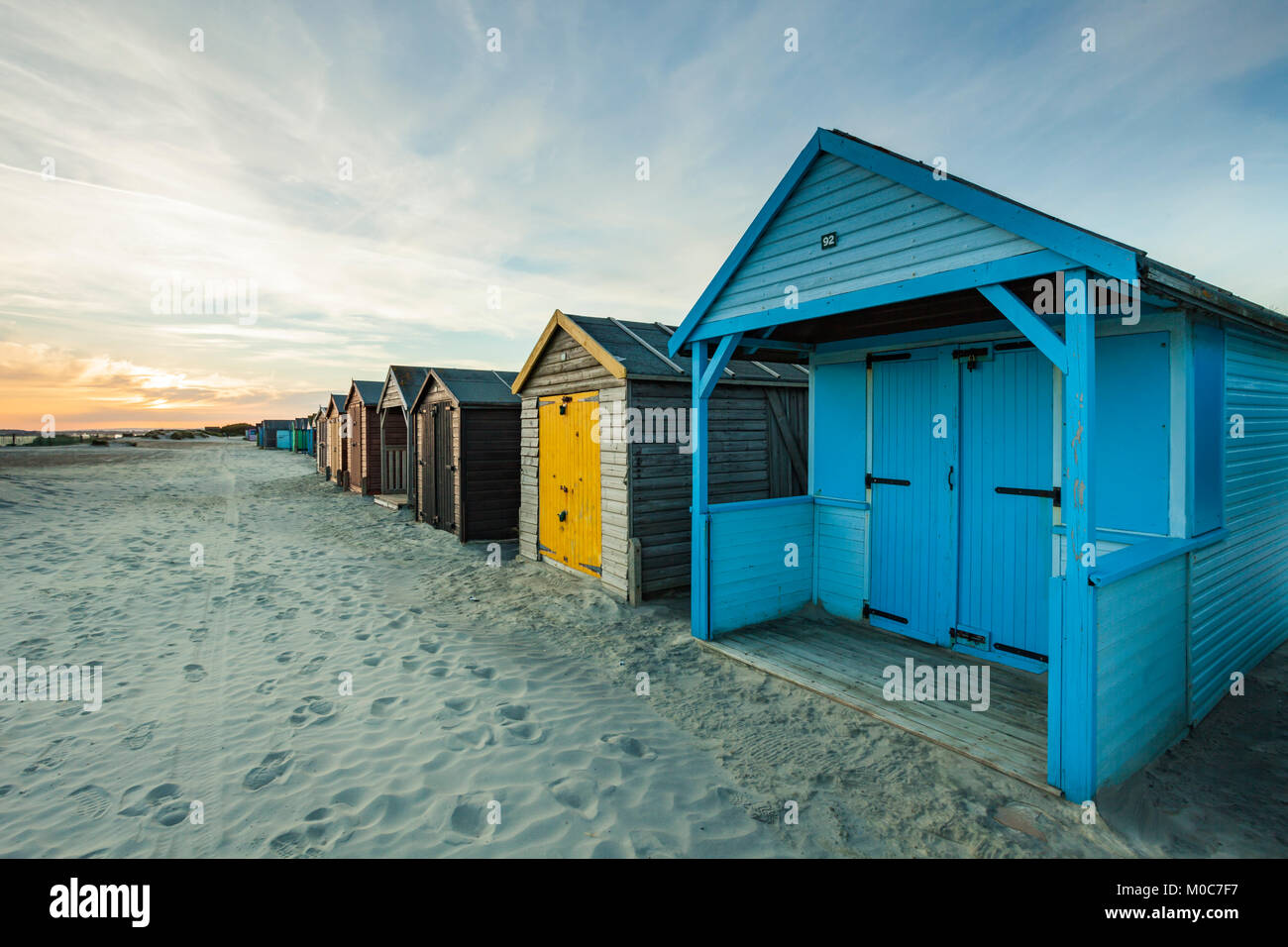 Coucher du soleil à West Wittering beach, West Sussex, Angleterre. Banque D'Images