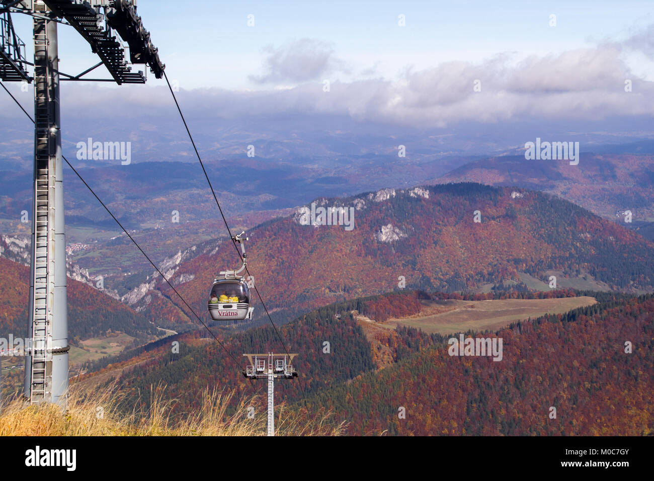 Téléphérique dans les Vratna sur la colline Chleb.La station de ski Vrátna est situé dans la région de Žilina (Slovaquie). Paysage d'automne dans un parc national Mala F Banque D'Images