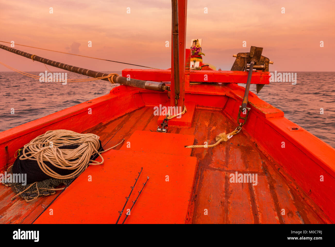 Bateau pêcheur en bois orange sur la mer Banque D'Images