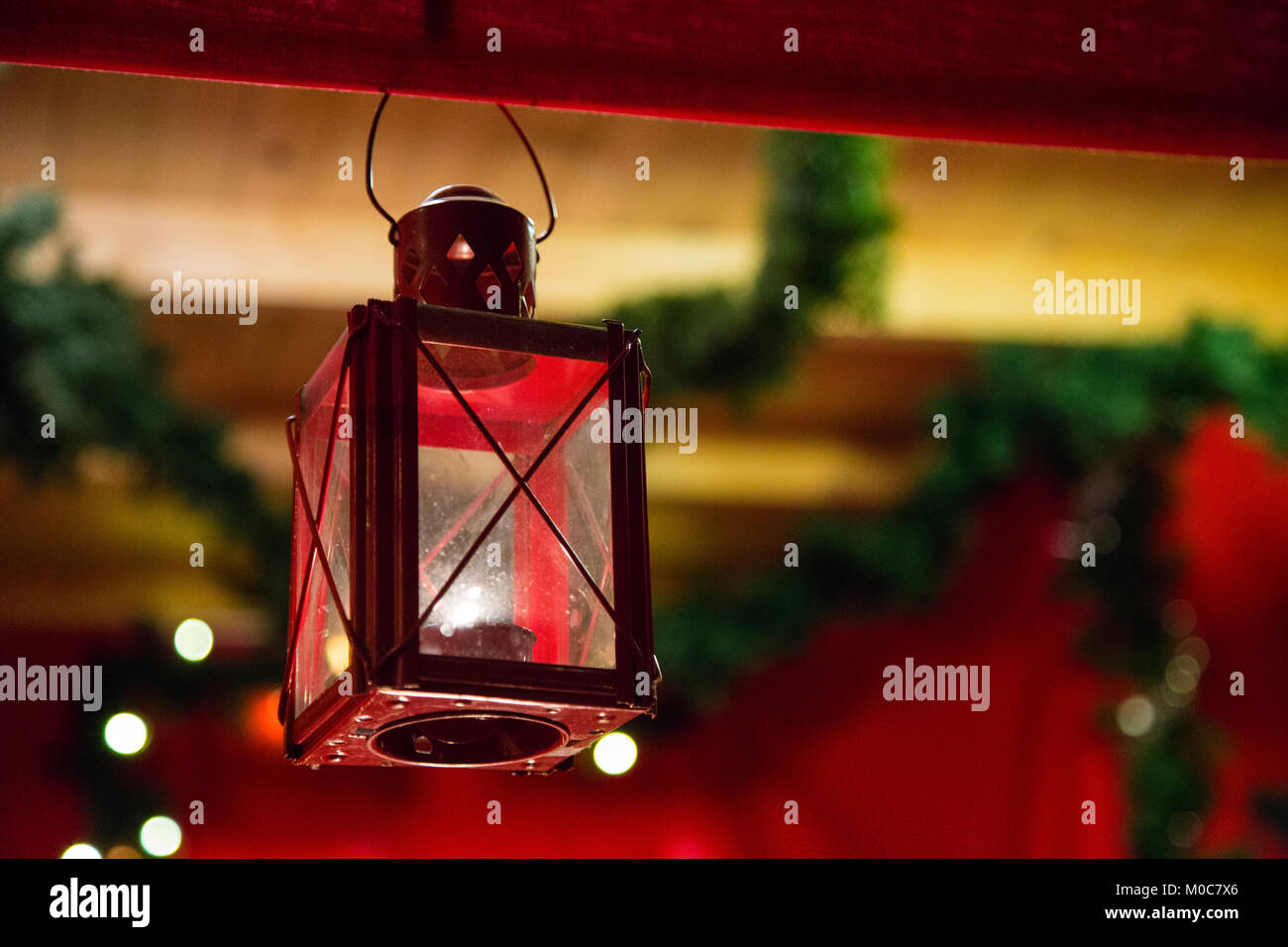 Rouge Une lanterne suspendue à un marché de Noël (Stockholm, Suède) Banque D'Images