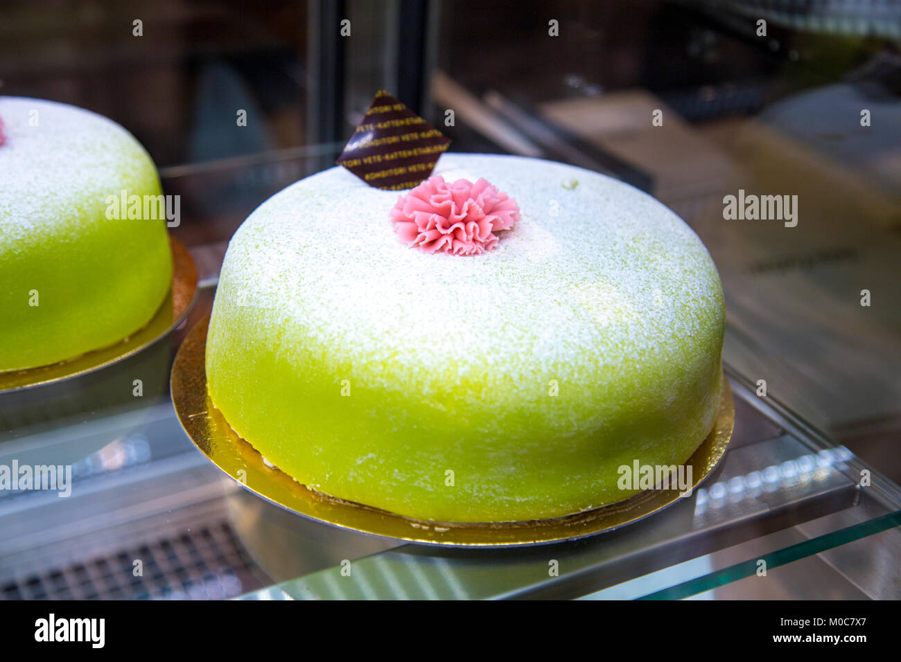 Gateau Princesse Verte Gateau Traditionnel Suedois Compose De Couches Alternees De Genoise Creme De Patisserie Garnie De Massepain Photo Stock Alamy