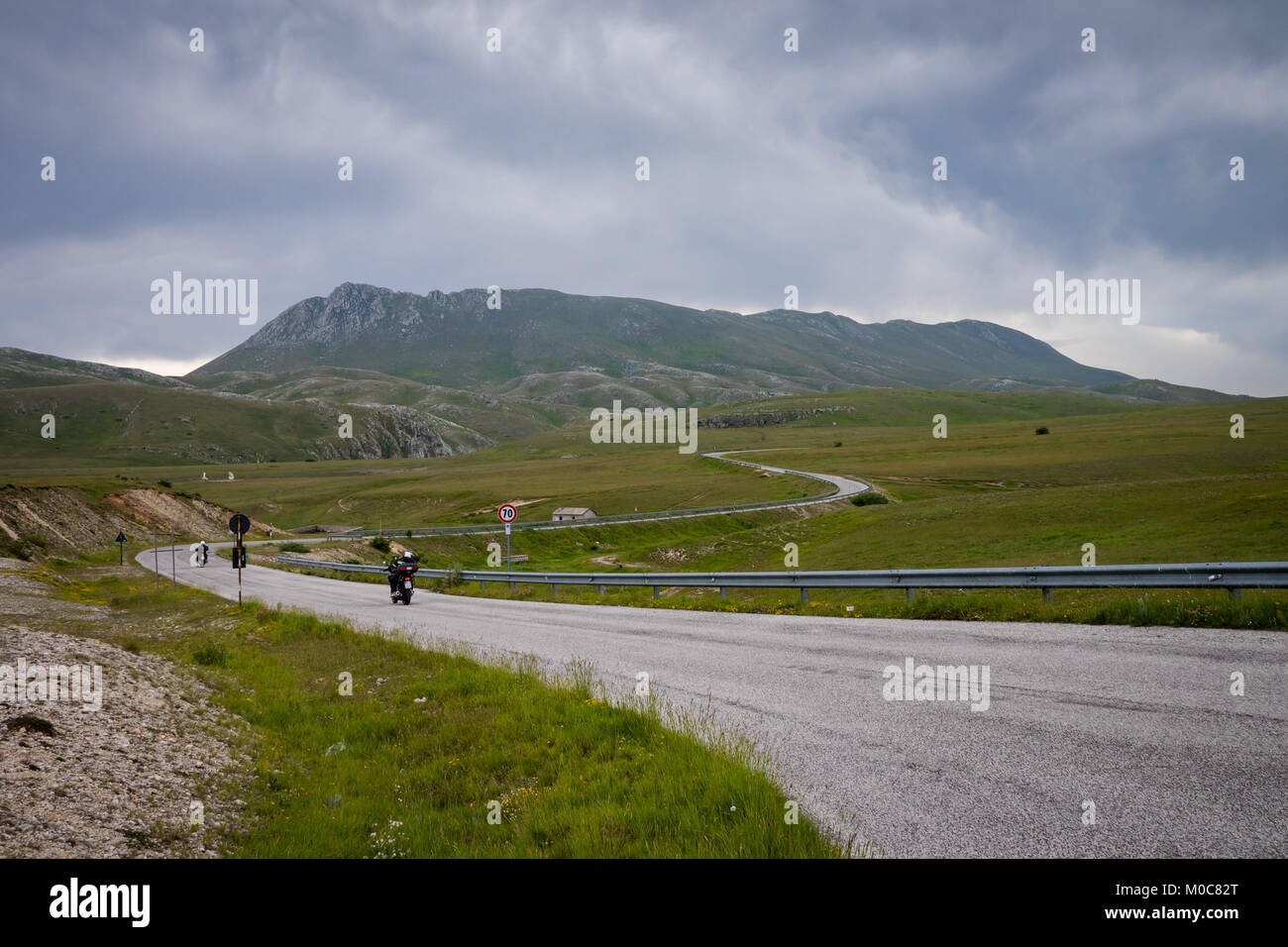 Motorcycles exécuté sur une route de montagne sinueuse. L'Italie. Banque D'Images