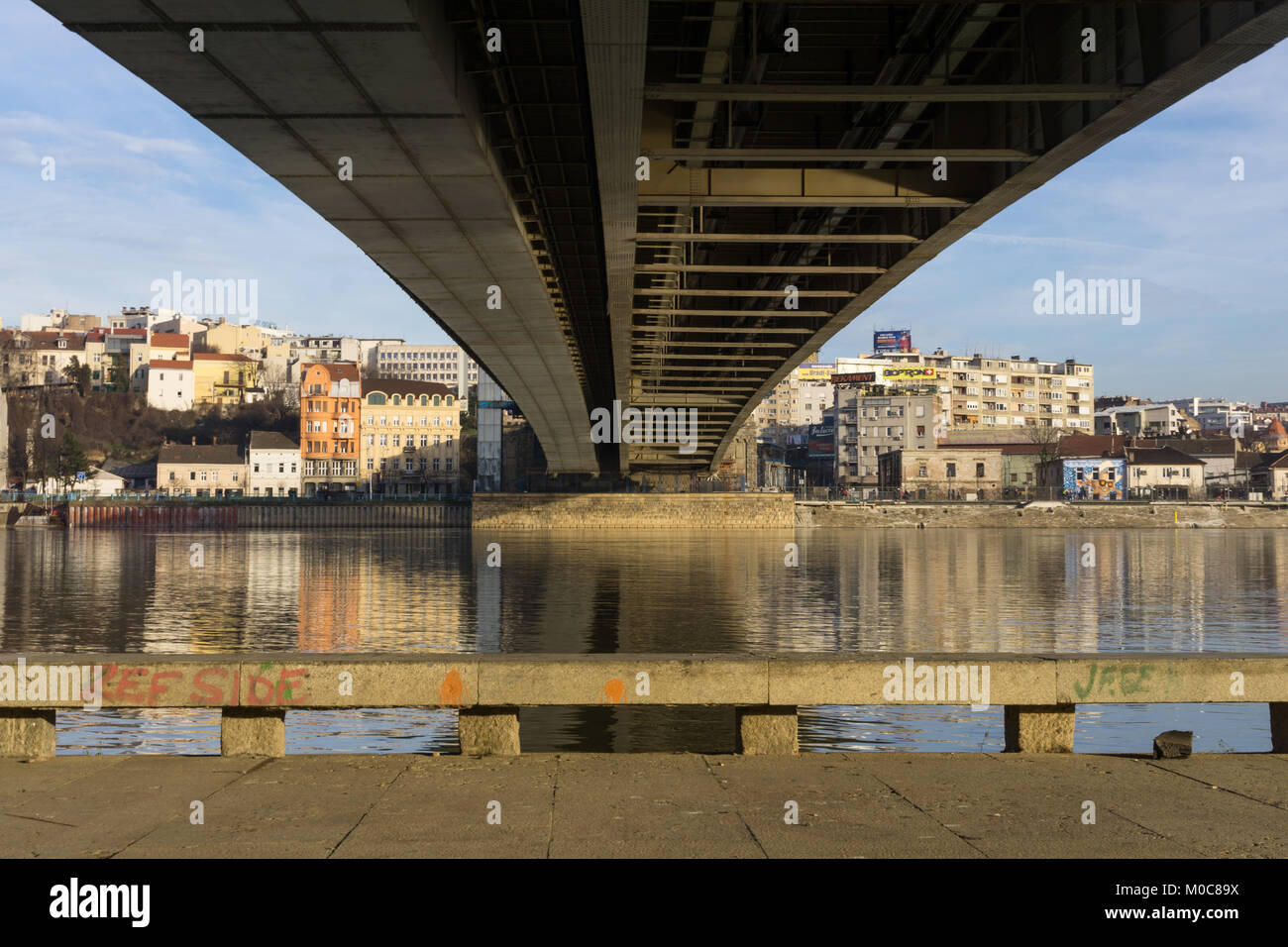 Branko la Save de l'autre côté du pont à Belgrade en fin d'après-midi. Banque D'Images