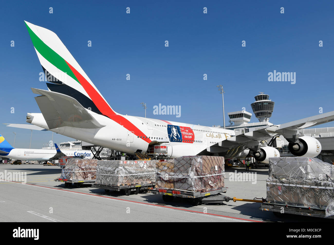 Unis, Airbus, A380-800, A380, 800, avion, avion, avion, aéroport de Munich, terminal 1, tour, position, rampe, Cargo, peur, remorque Banque D'Images
