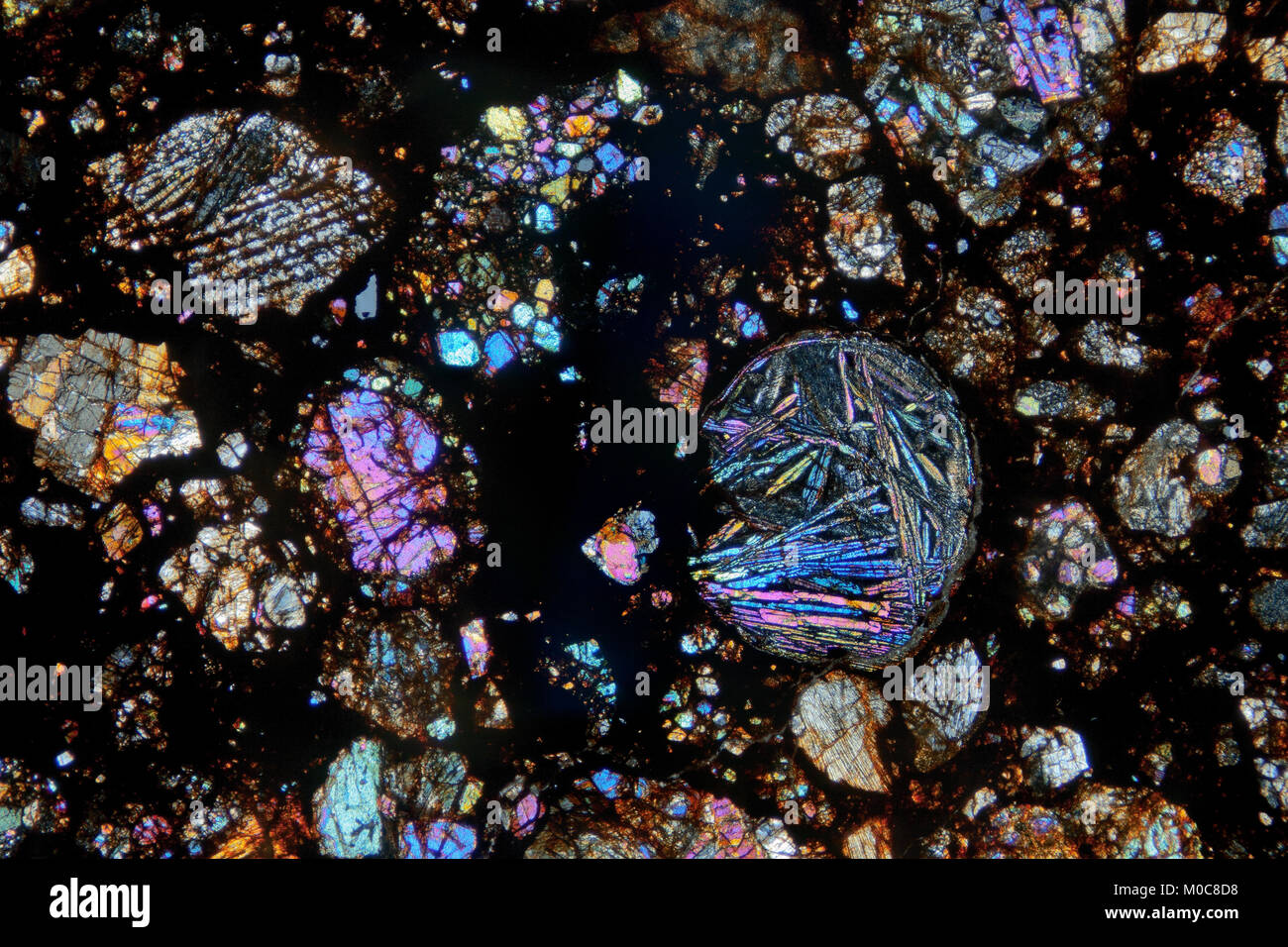 Section mince d'une météorite, polarisé photomicrographie, NWA6326 Banque D'Images