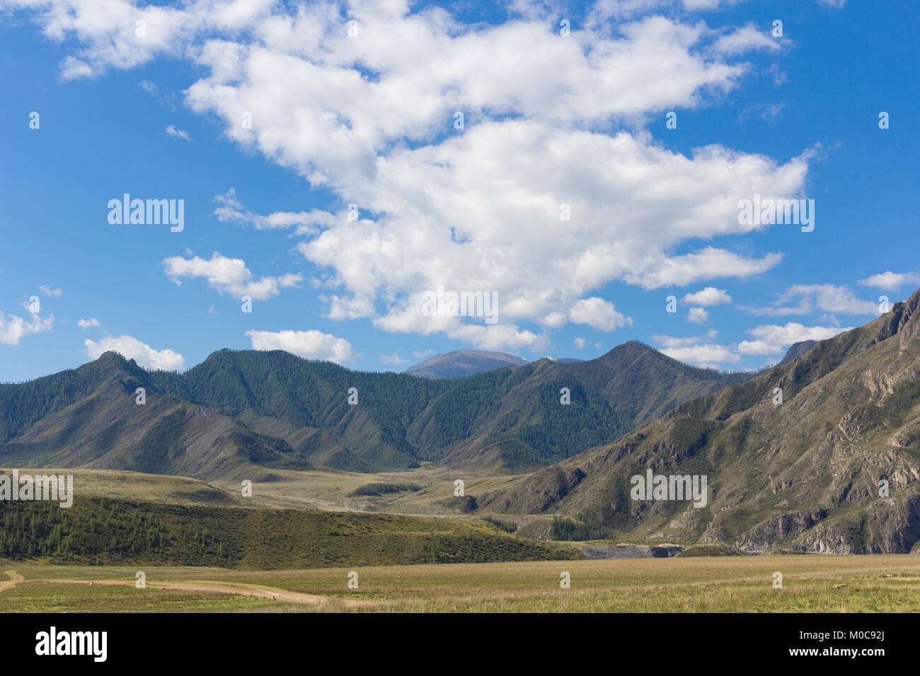 Magnifique paysage de montagne avec des nuages dans le ciel. Banque D'Images