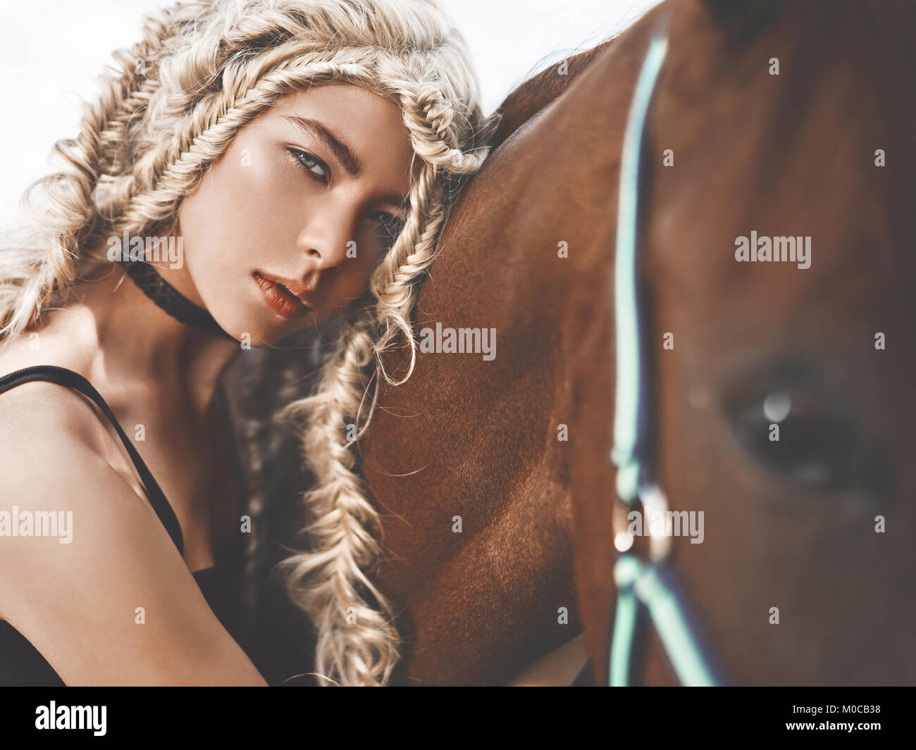 Fashion portrait extérieur de belle jeune fille à cheval brun. Style hippie. Summer vibes. Saison d'automne Banque D'Images