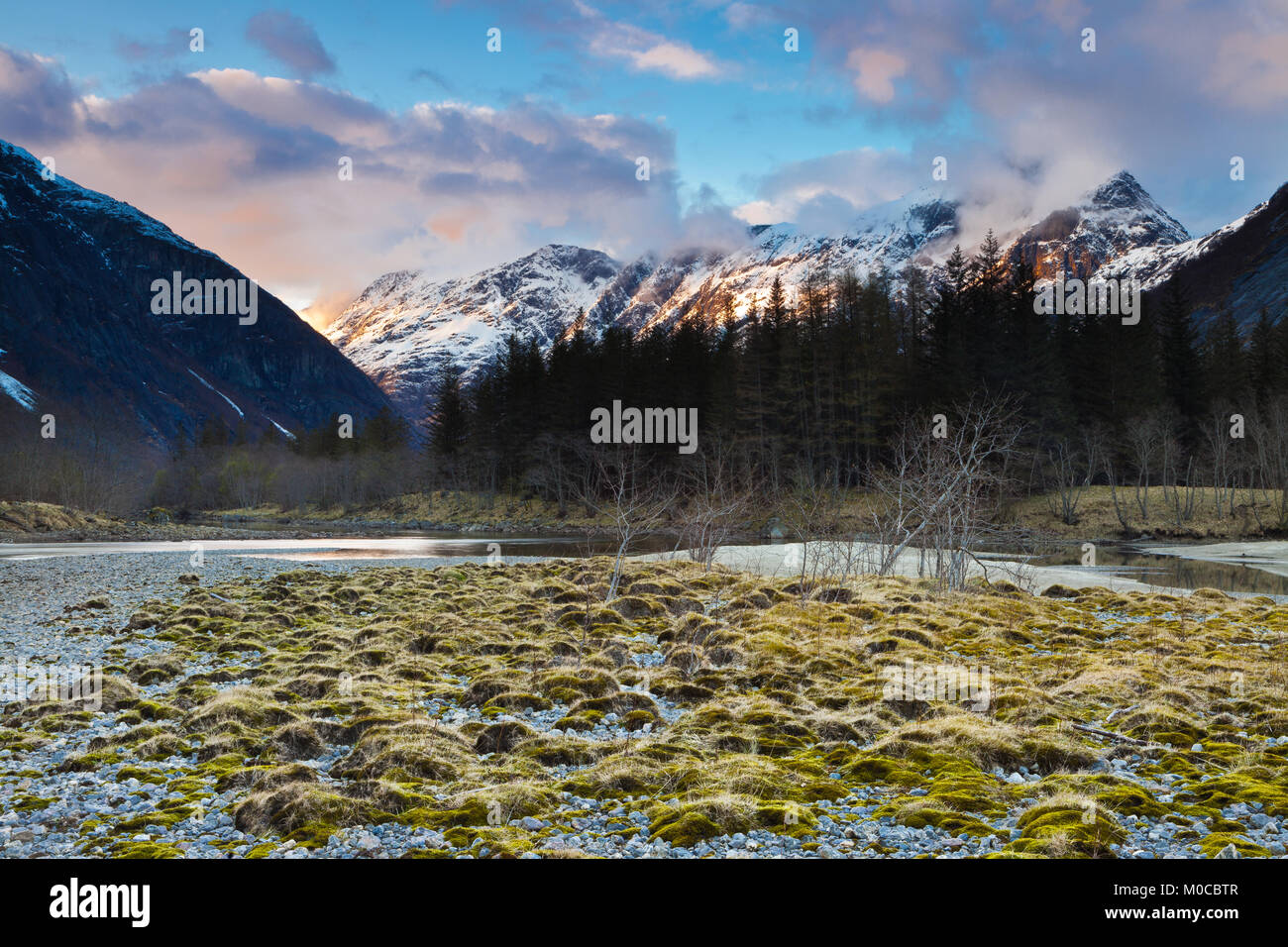 Mousse verte à côté de la rivière Rauma, et hier soir, la lumière sur la montagne, vallée de Romsdalen Blånebba, Møre og Romsdal fylke, la Norvège. Banque D'Images Mousse verte à côté de la rivière Rauma, et hier soir, la lumière sur la montagne, vallée de Romsdalen Blånebba, Møre og Romsdal fylke, la Norvège. Banque D'Images