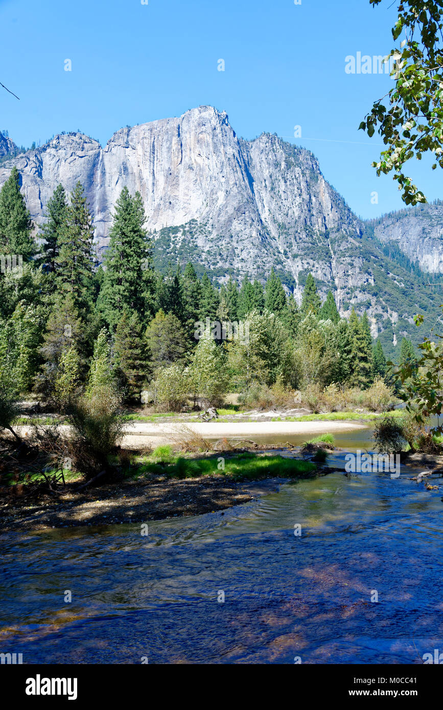 Rivière et de granit dans la vallée Yosemite Banque D'Images